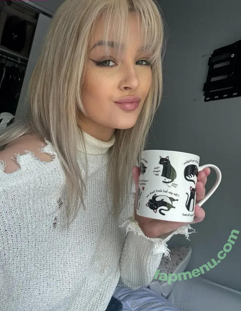 lilymoontv nude photo #0028 (lilyy.moon)