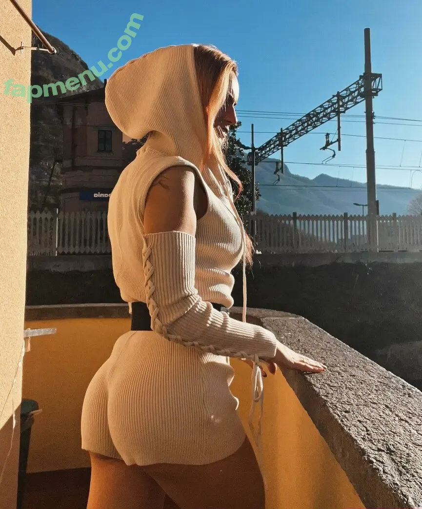 Linda Fioretti nude photo #0095 (_linda_fioretti_ / lflowers)