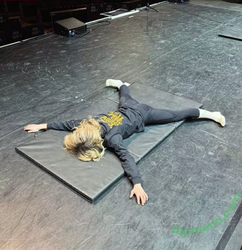 Lindsey Stirling nude photo #0224 (lindseystirling)