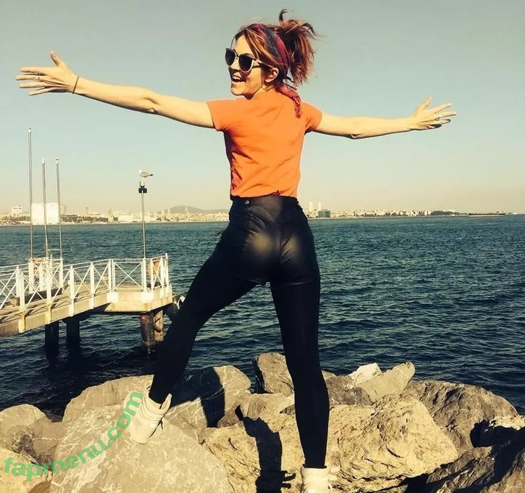 Lindsey Stirling nude photo #0271 (abbysiscoprinus / lindseystirling)