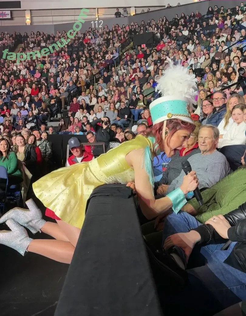 Lindsey Stirling nude photo #0431 (lindseystirling)