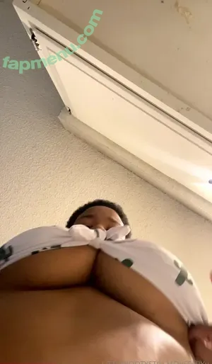 littlebootystillmoves nude