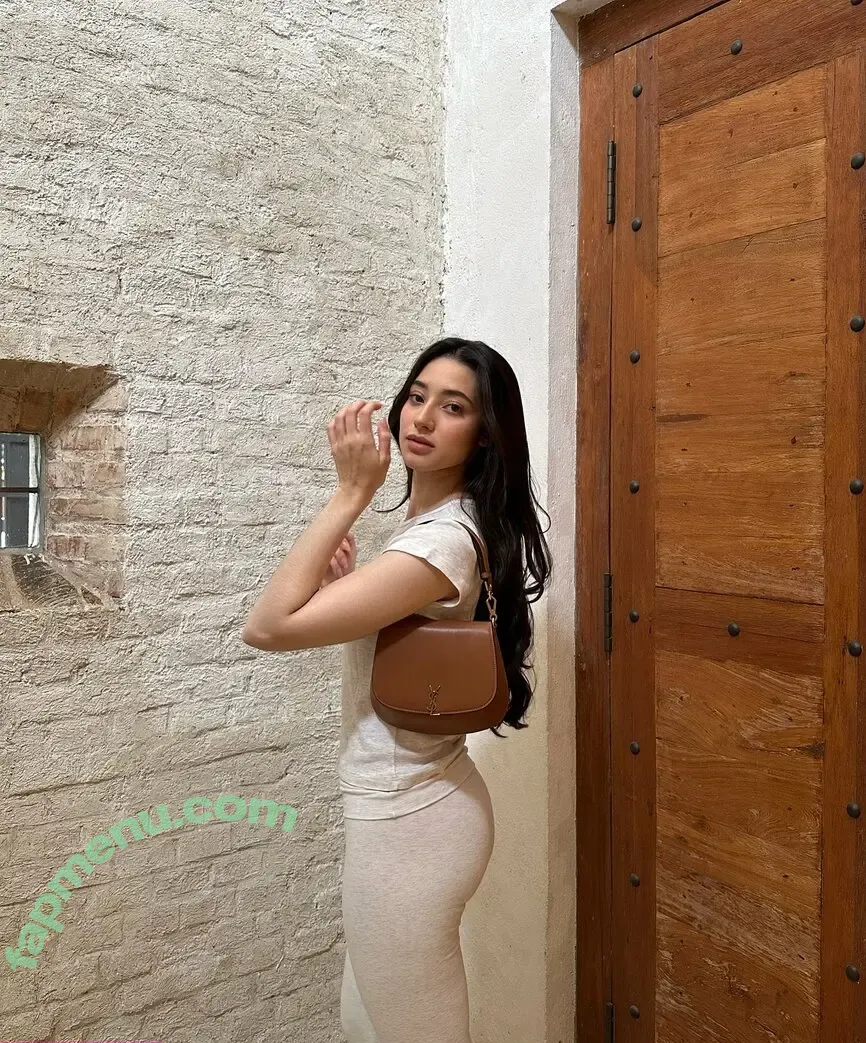 littlemisskhan nude photo #0006 (littlemisskhan)