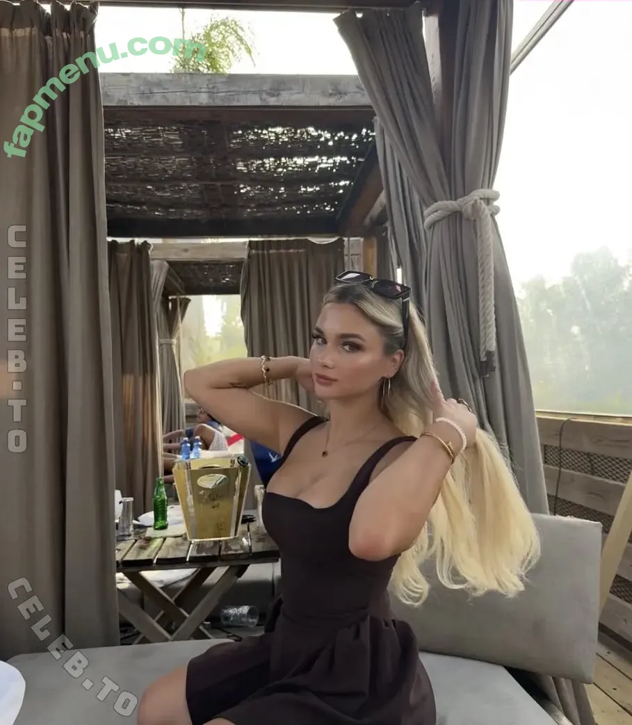 Liv Hughes nude photo #0010 (blondiicheer / livlifefitness)