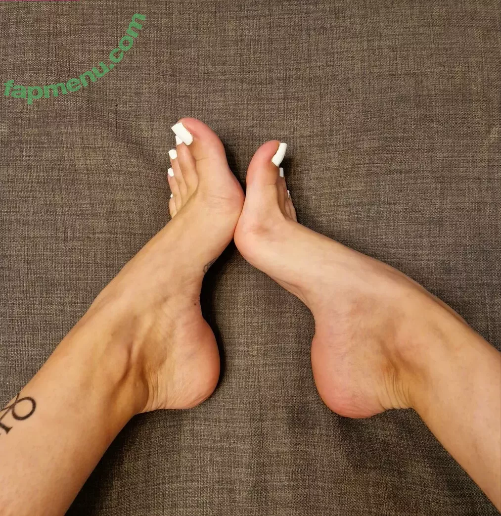 Livie Feet nude photo #0004 (LivieFeet / livefeet.cz / tattoo_french_feet)