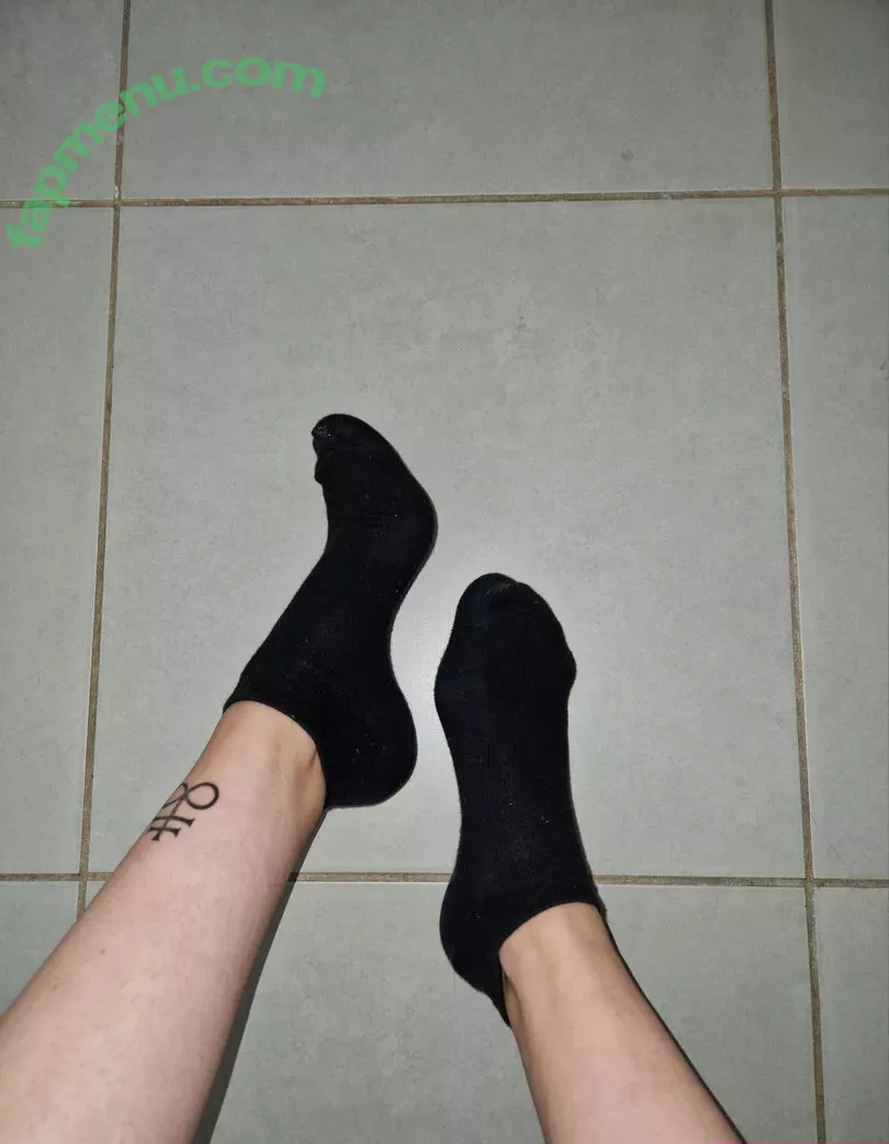 Livie Feet nude photo #0007 (LivieFeet / livefeet.cz / tattoo_french_feet)