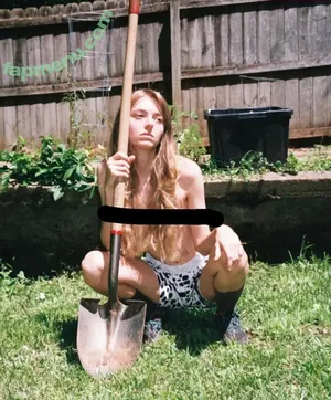 Livvy Bennett / Mamalarky nude photo #0002