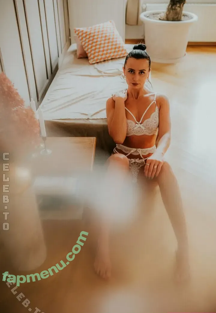 Liz Snowfoot nude photo #0012 (liz_snowfoot)