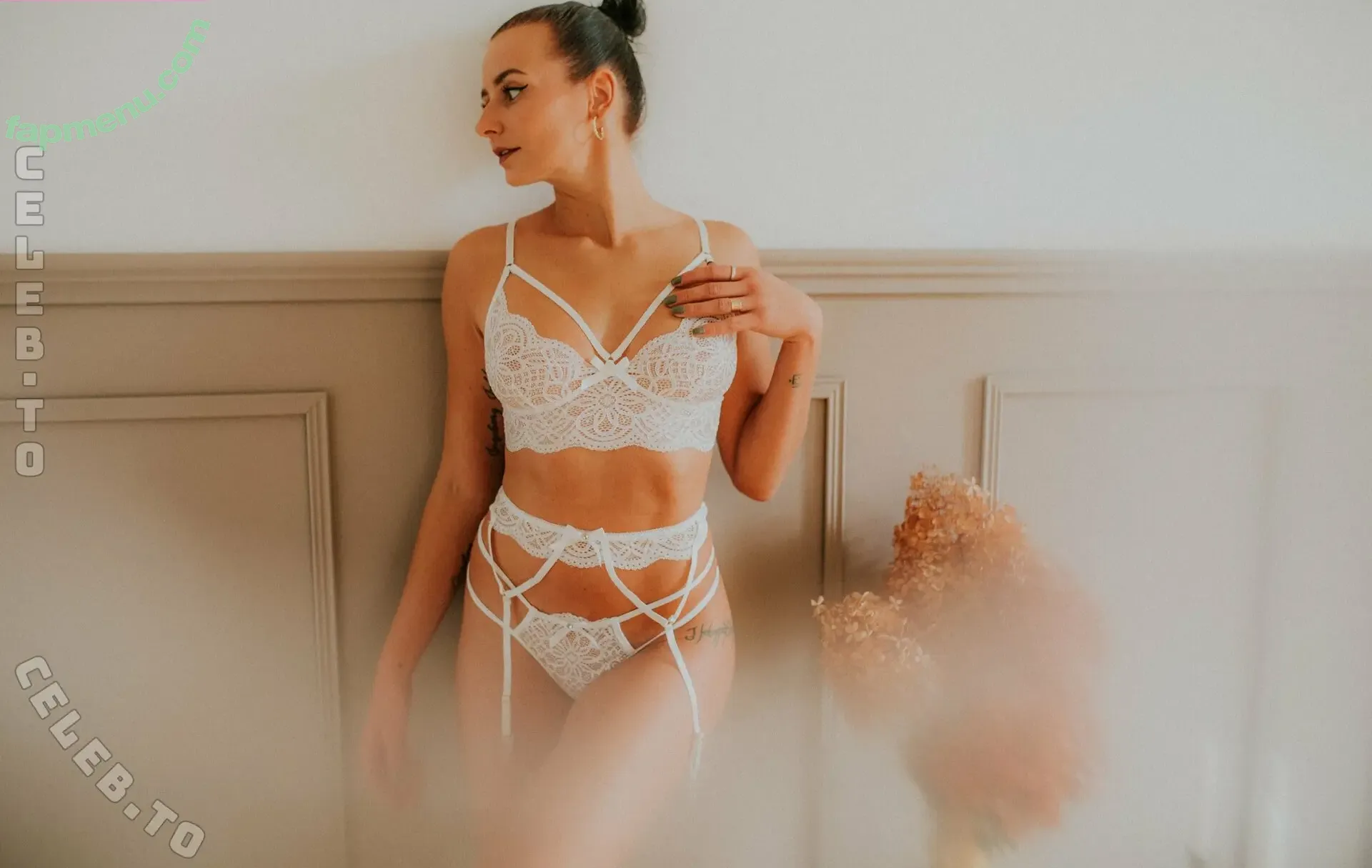 Liz Snowfoot nude photo #0021 (liz_snowfoot)