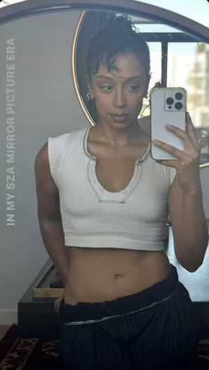 Liza Koshy / lizakoshy nude photo #0096