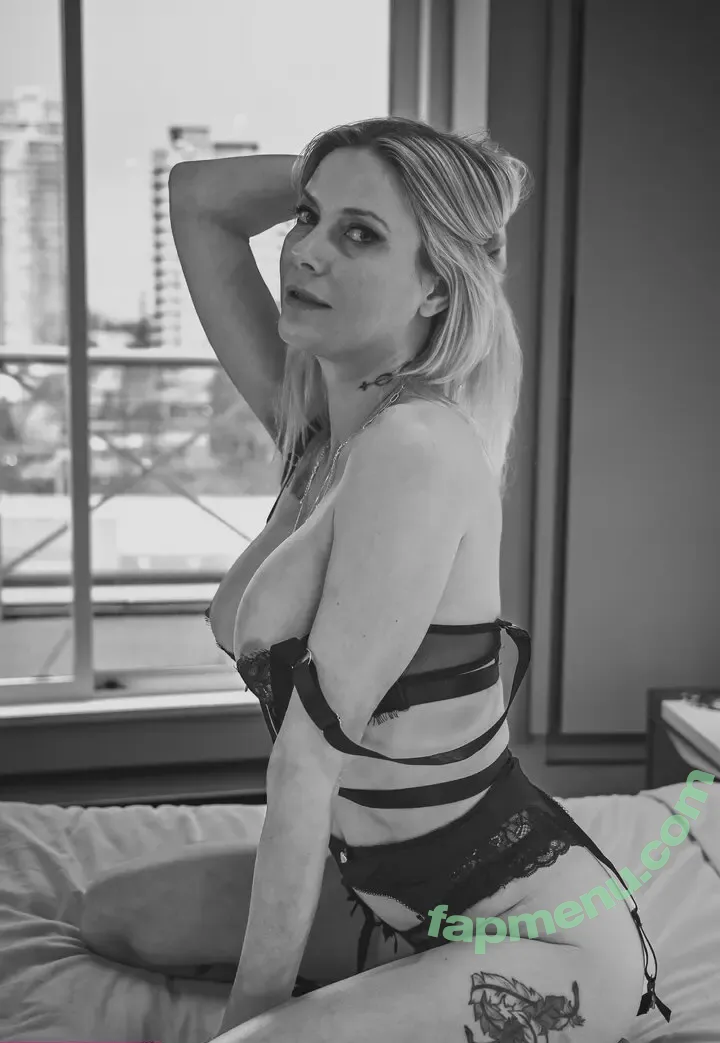 lizfireflypremium nude photo #0025 (lizfireflypremium)