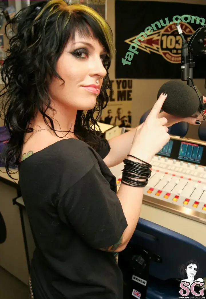 Lizzi nude photo #0006 (lissyelizondo / lizzobeeating)