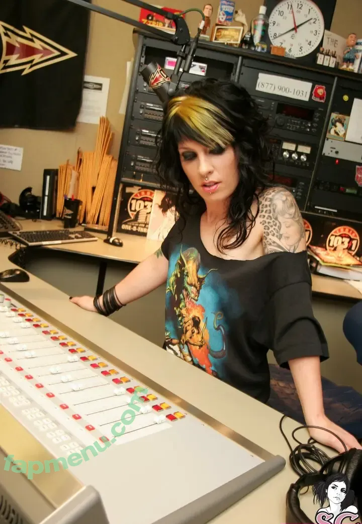 Lizzi nude photo #0016 (lissyelizondo / lizzobeeating)