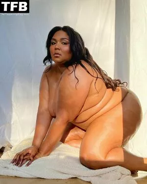 Lizzo / lizzobeeating nude photo #0030