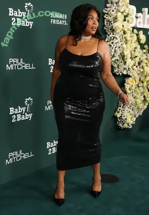 Lizzo / lizzobeeating nude photo #0145