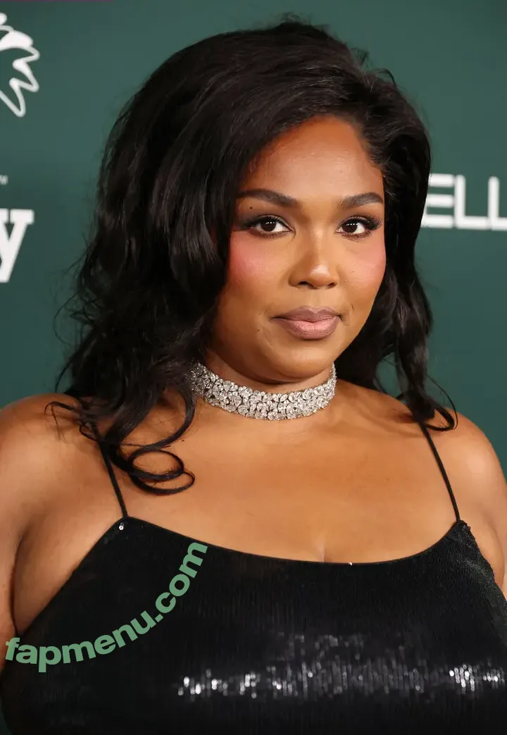 Lizzo nude photo #0141 (lizzobeeating)