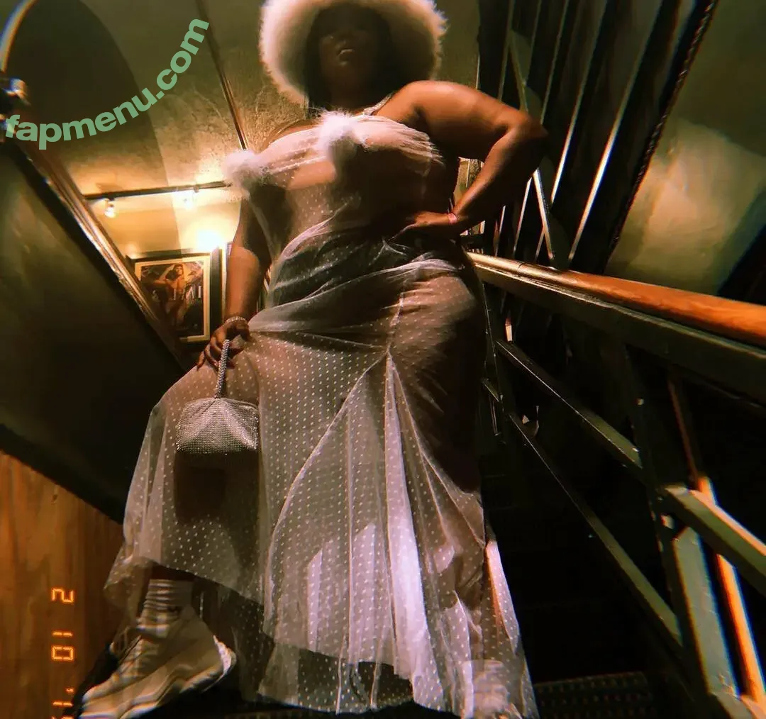 Lizzo nude photo #0164 (lizzobeeating)