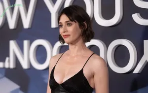 Lizzy Caplan / thelizzycaplan nude photo #0282