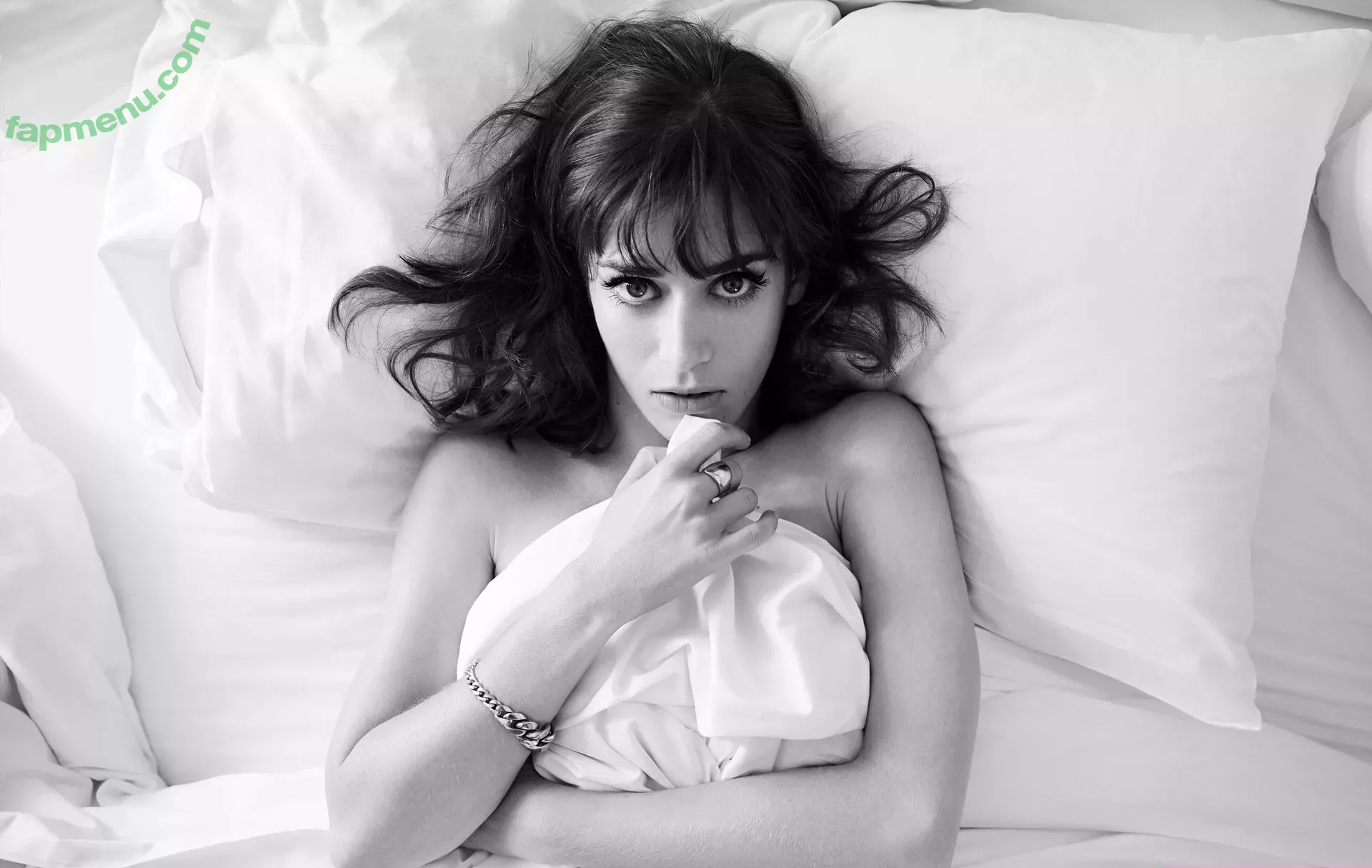 Lizzy Caplan nude photo #0102 (thelizzycaplan)