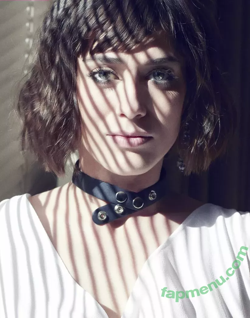 Lizzy Caplan nude photo #0105 (thelizzycaplan)