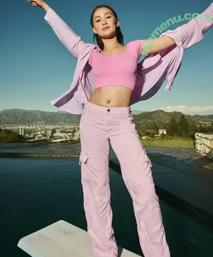 Lola Tung / lola.tung nude photo #0162