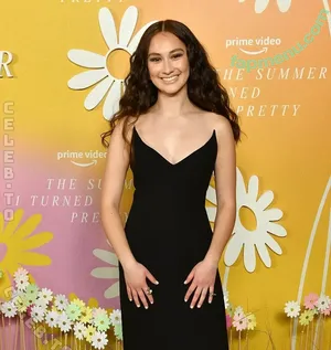 Lola Tung / lola.tung nude photo #0195