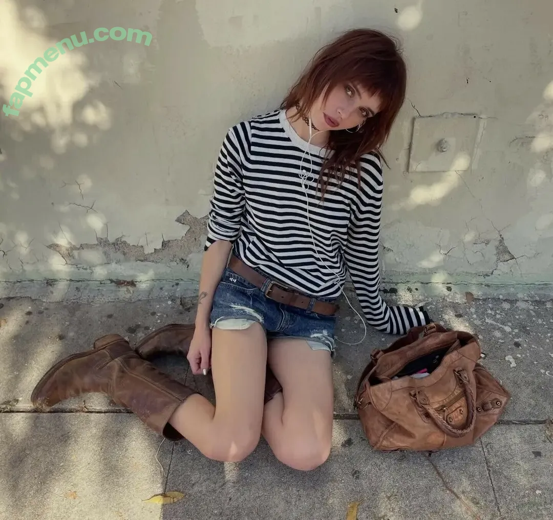 lolabllue nude photo #0046 (iused2bethehorsegirl)