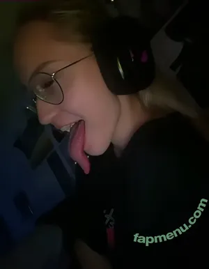 Long Tongue Fetish / _longtonguelewis / diqueentongue / longtonguelewis nude photo #0575