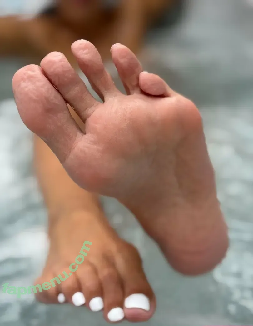longtoesbigheart nude photo #0034 (longtoesbigheart)