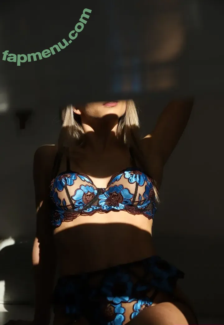 lora.cain nude photo #0105 (laura.cain / loraincorporateee)