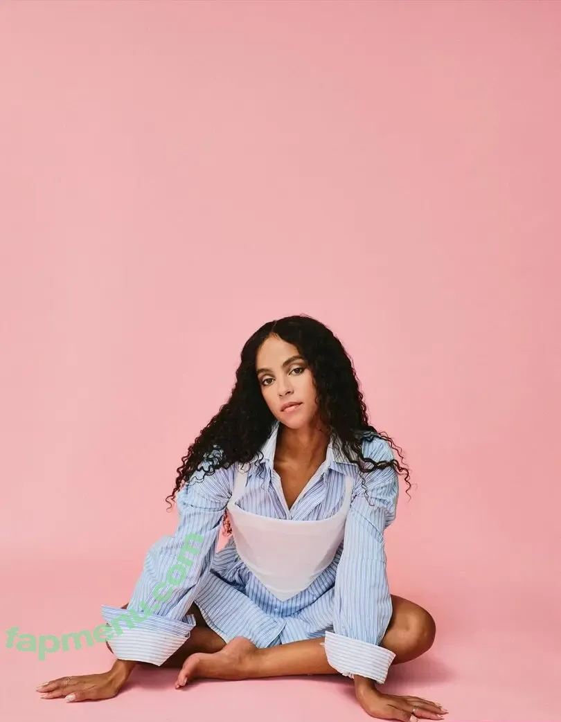 Lou Llobell nude photo #0060 (loullobell)