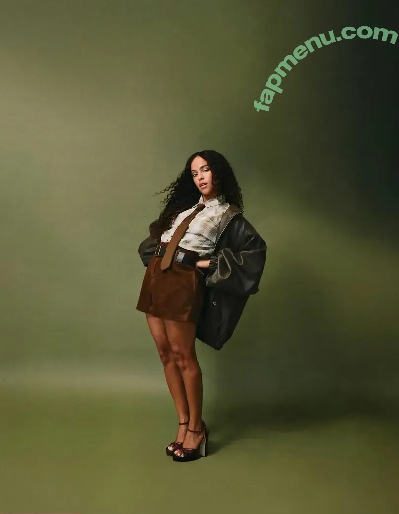 Lou Llobell nude photo #0065 (loullobell)