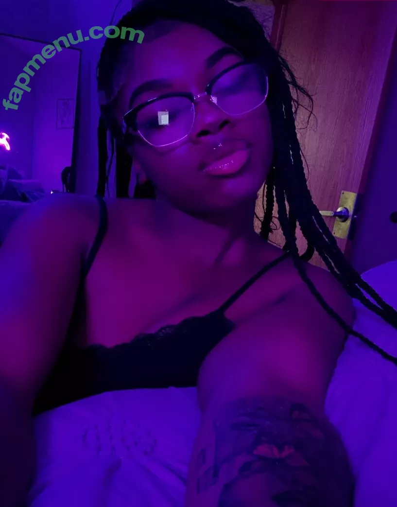 LoveableMillz nude photo #0010 (Theyadorejamelia18 / loveablevillain / saramills631)