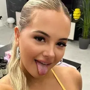 Luana De Rosa / Luanaderossa / cinderelluana / luanabunnii nude photo #0004