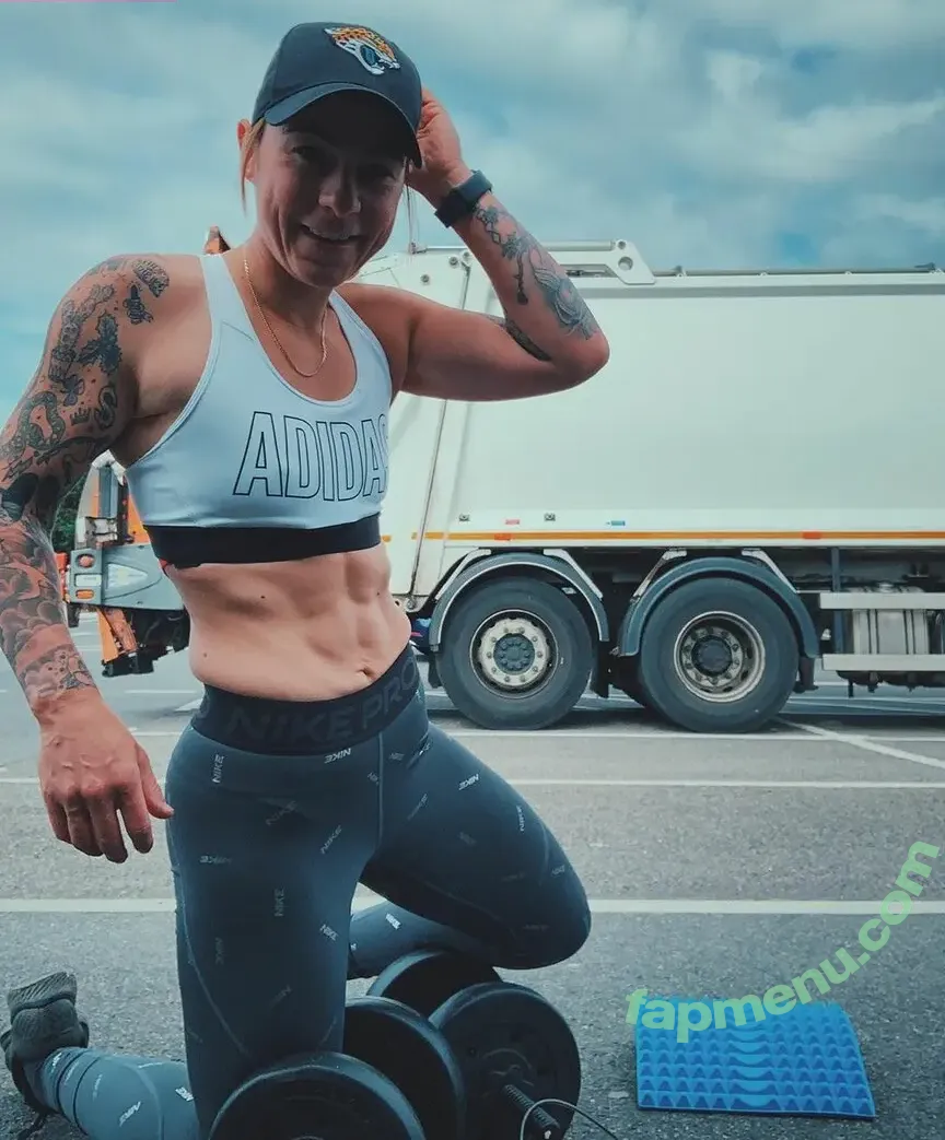 Lucy Spraggan nude photo #0022 (Lucy Spraggan)