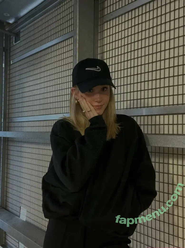 lucyveia nude photo #0059 (lucyvixen)