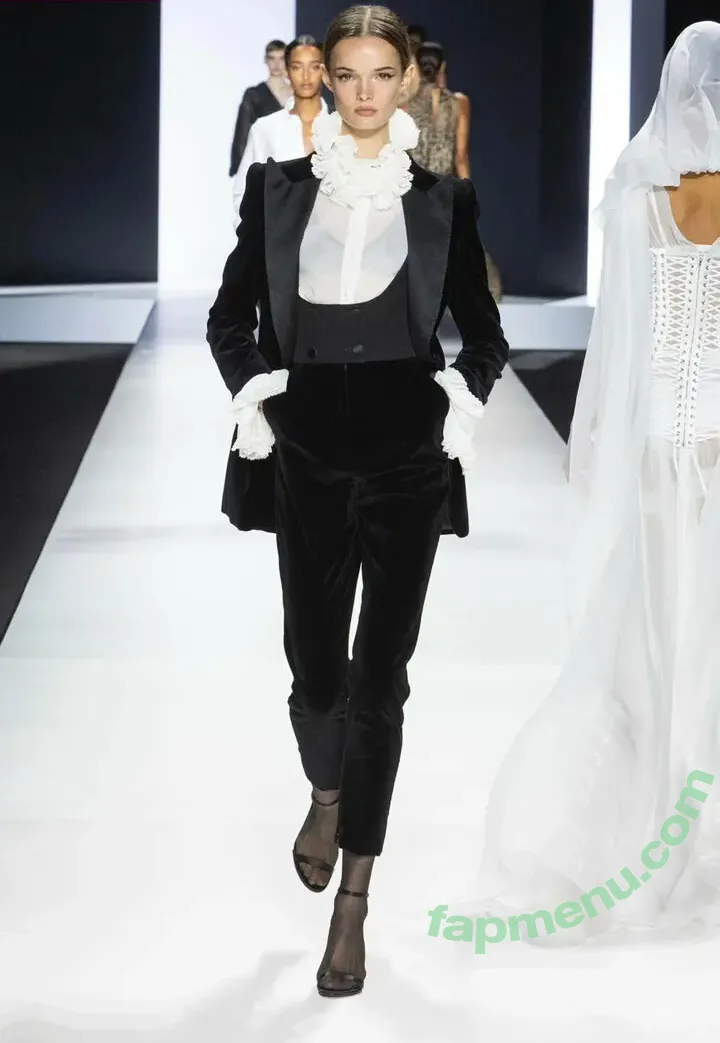 Lulu Tenney nude photo #0008 (lulutenney)