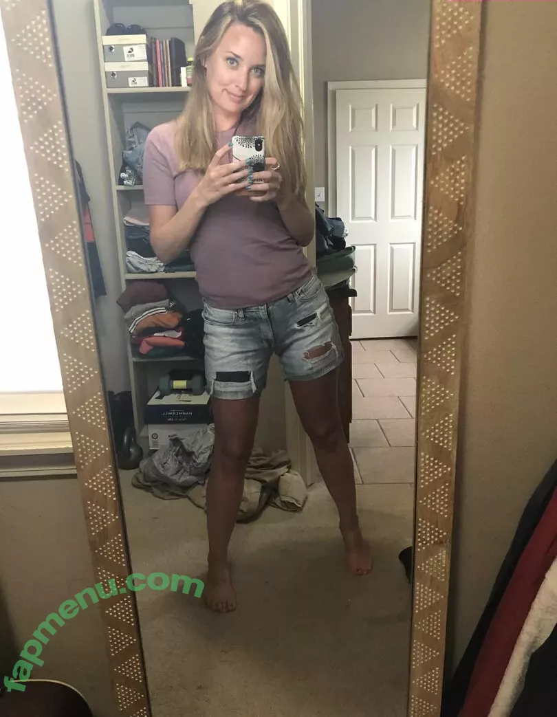 lyric_in_my_head nude photo #0025 (made_with_moxie_)