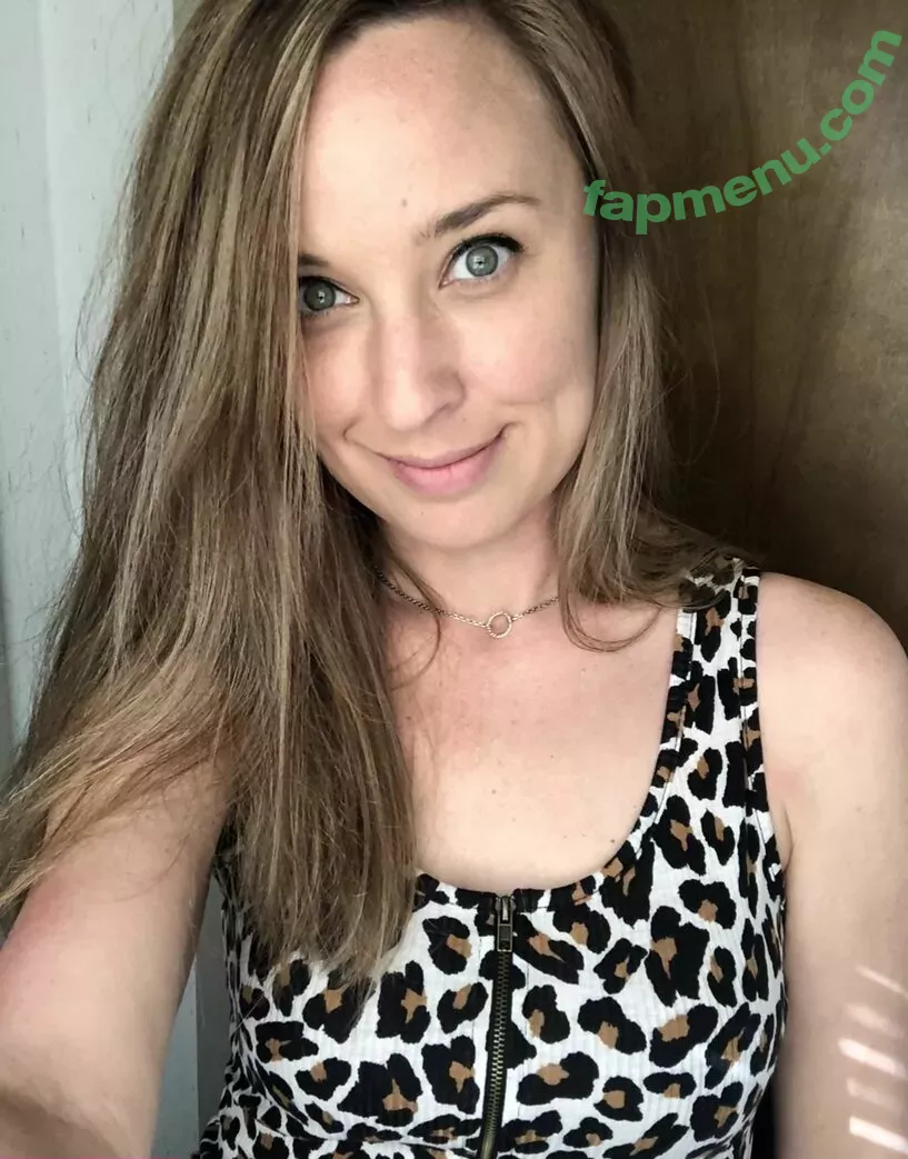 lyric_in_my_head nude photo #0031 (made_with_moxie_)