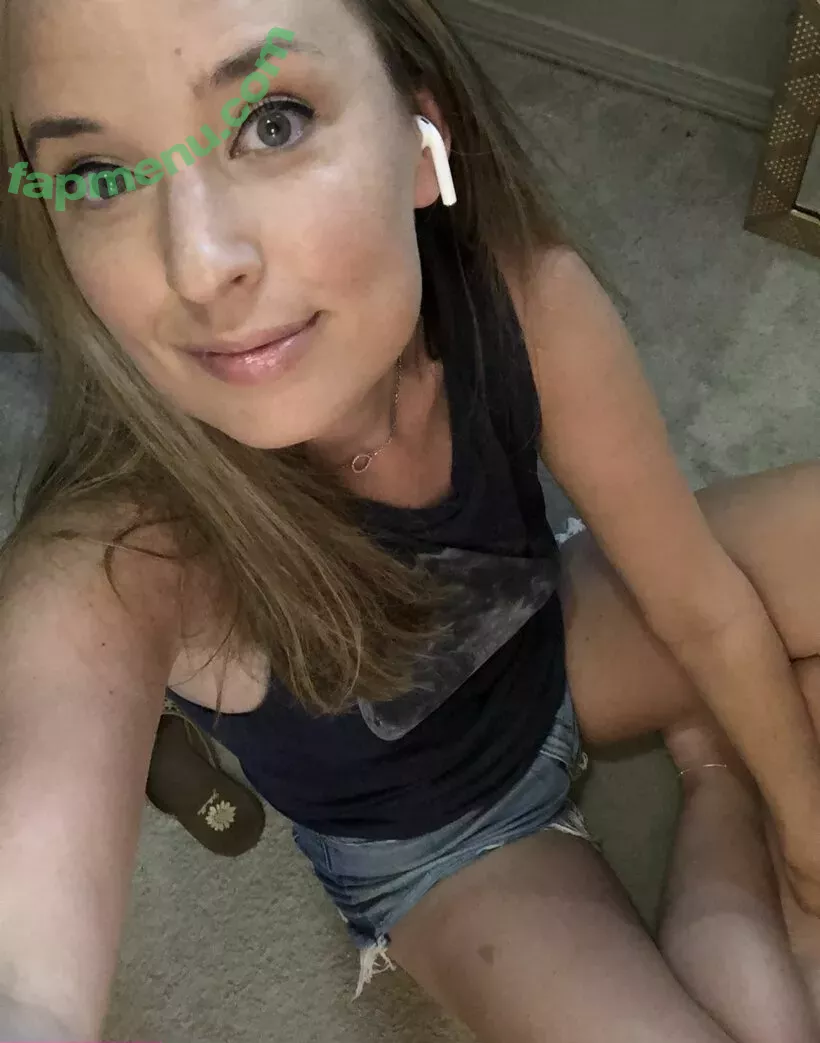 lyric_in_my_head nude photo #0036 (made_with_moxie_)