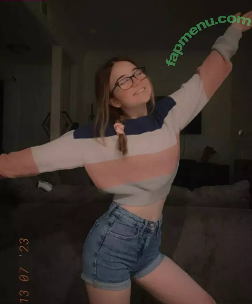 Lyssaurora nude photo #0024 (Lyssaurora)