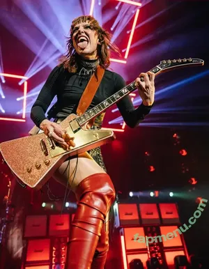 Lzzy Hale / officiallzzyhale nude photo #0095
