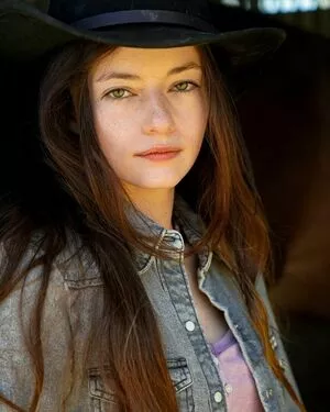 Mackenzie Foy / mackenziefoy nude photo #0053