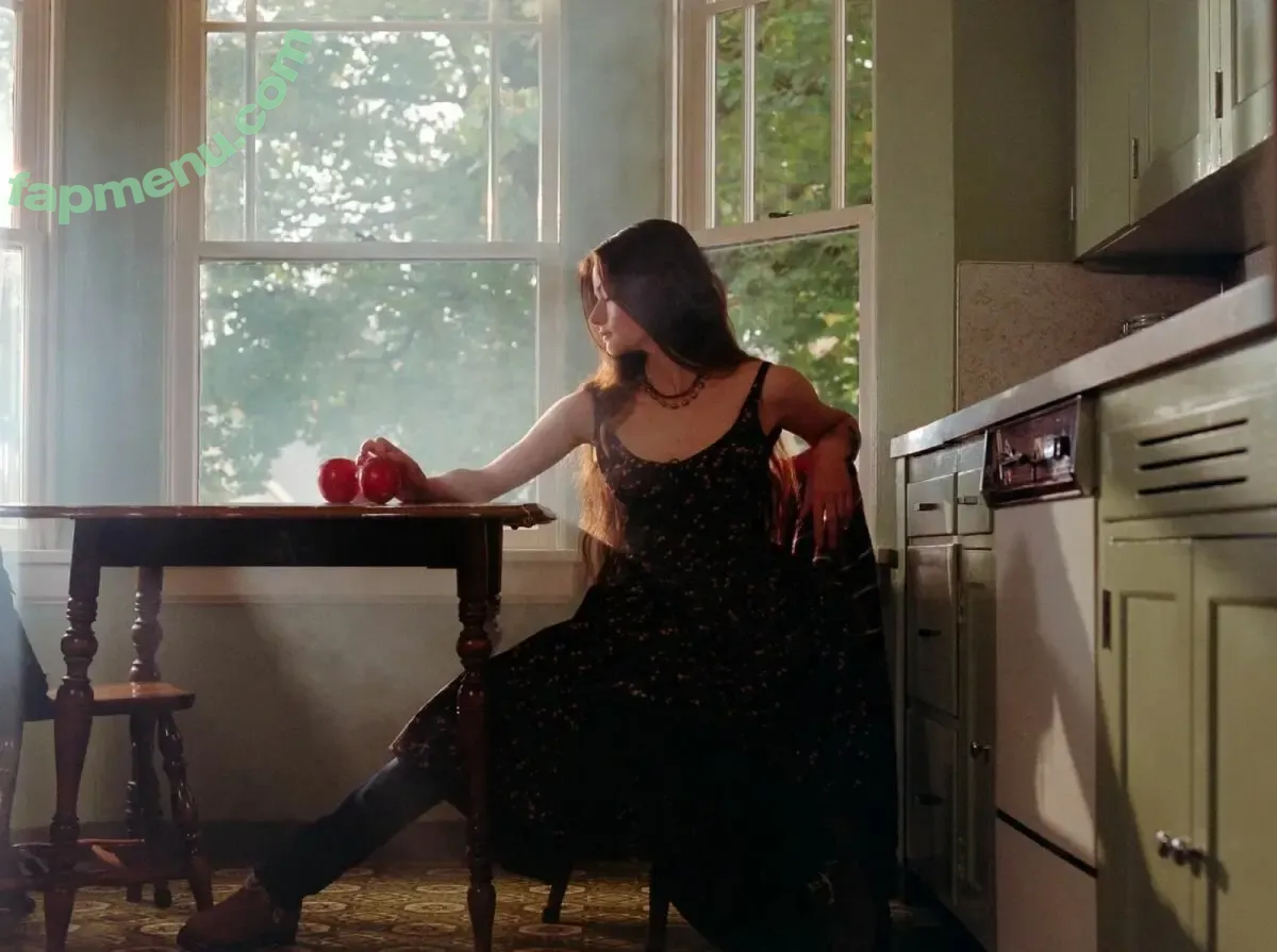 Mackenzie Foy nude photo #0094 (mackenziefoy)