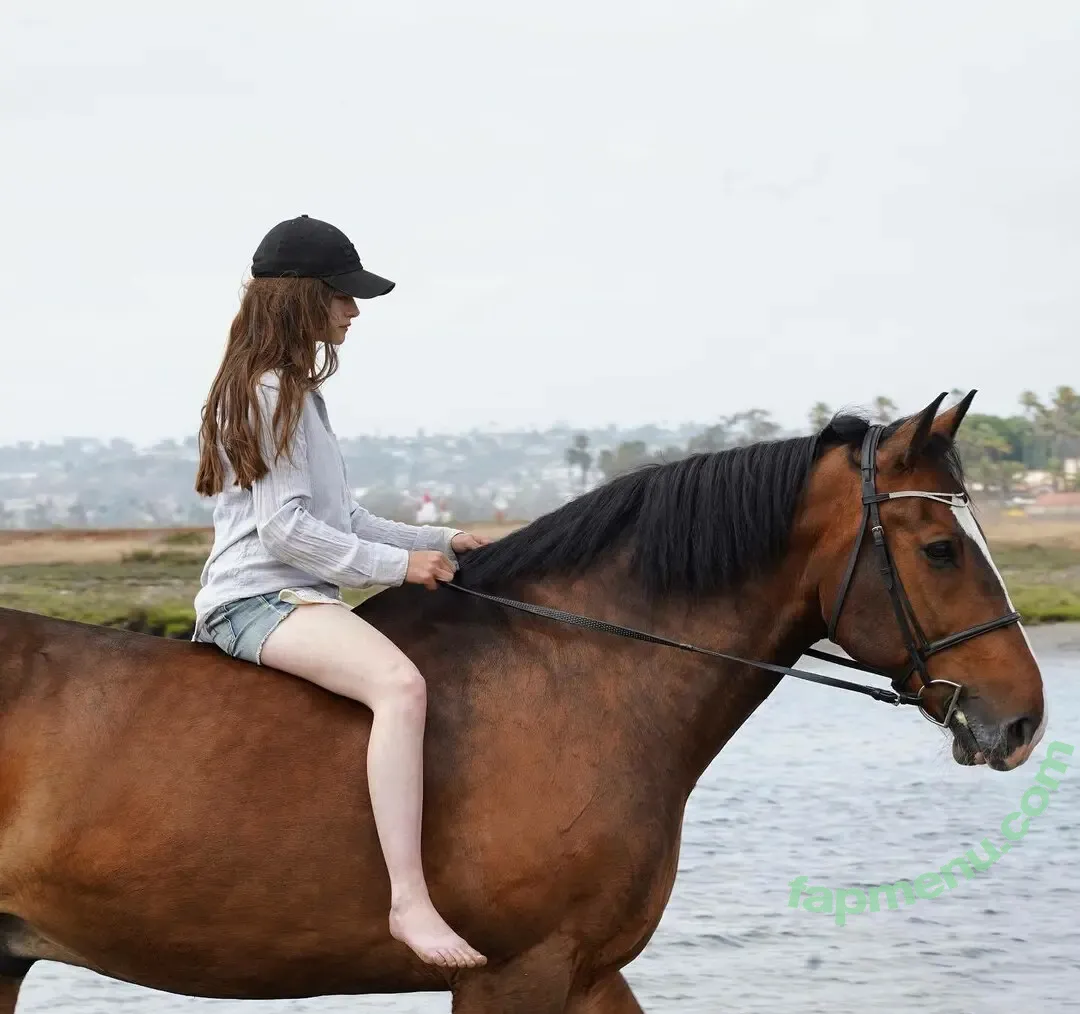 Mackenzie Foy nude photo #0118 (mackenziefoy)