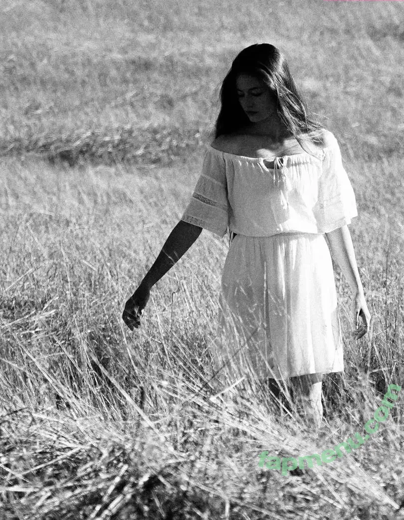 Mackenzie Foy nude photo #0124 (mackenziefoy)