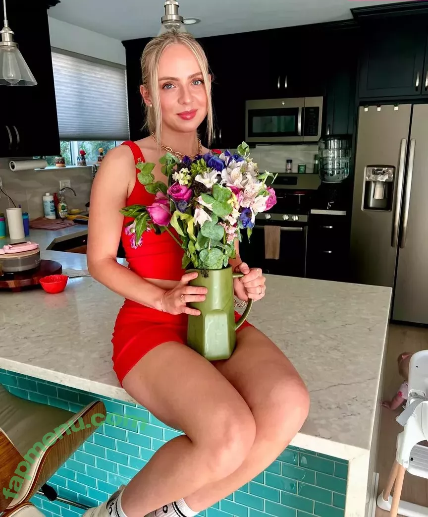 Madilyn Bailey nude photo #0059 (madilynbailey)