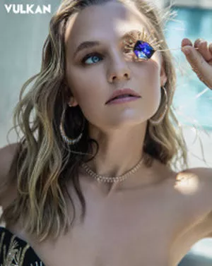 Madison Iseman / Jumanji / itsmsmadi / madisoniseman nude photo #0034