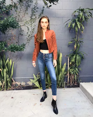 Madison Lintz / madisonlintz nude photo #0034