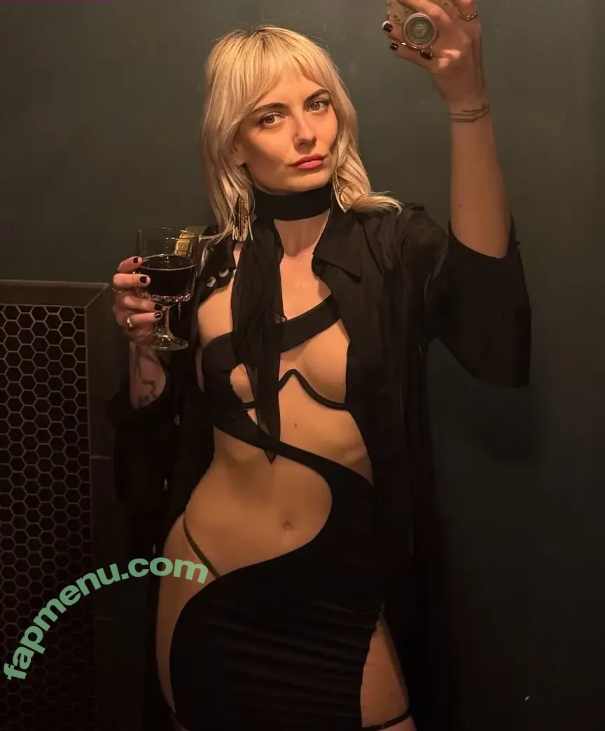 madmaven nude photo #0011 (Nikia Lee)